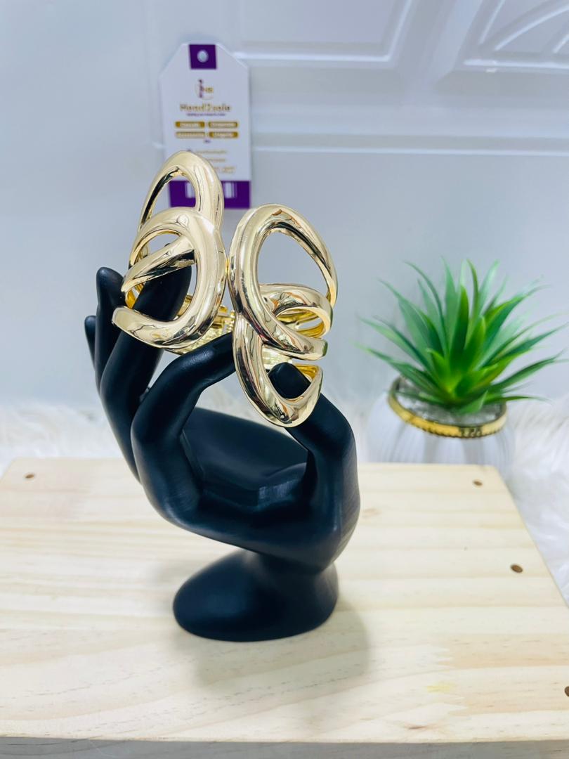 Overlap clasp chunky bangles