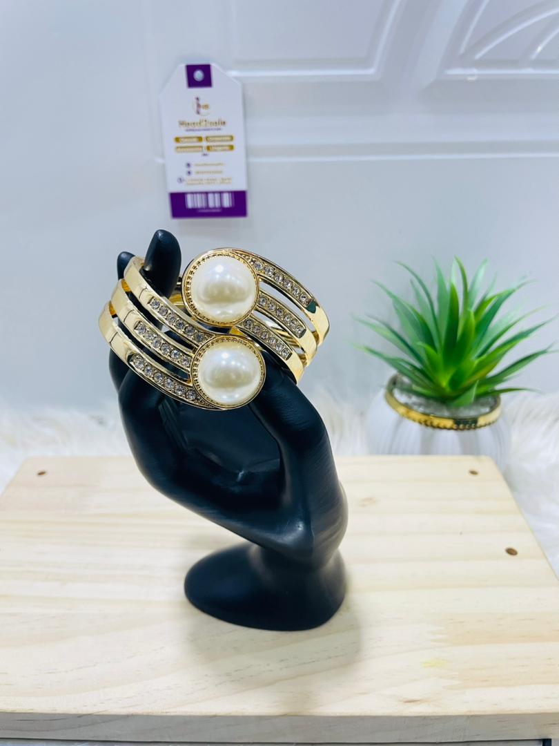 Pearl clasp Chunky Bangles