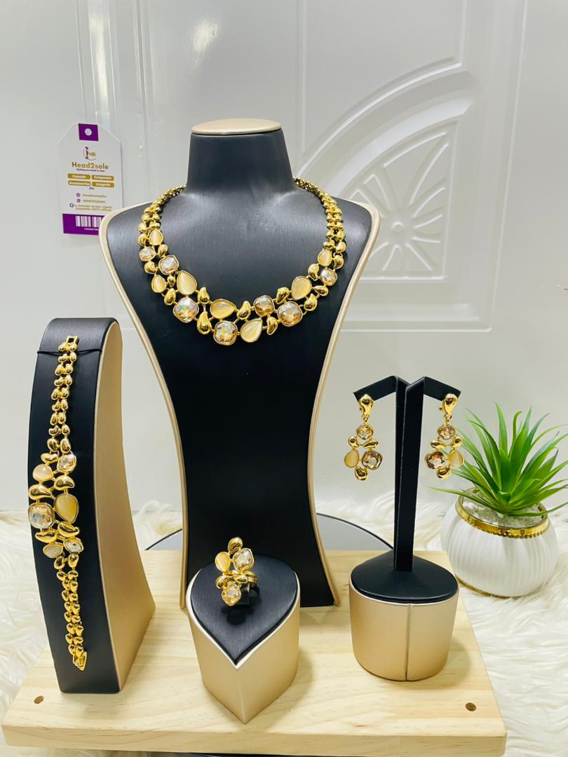 Complete Jewelry set in cream - 4 piece