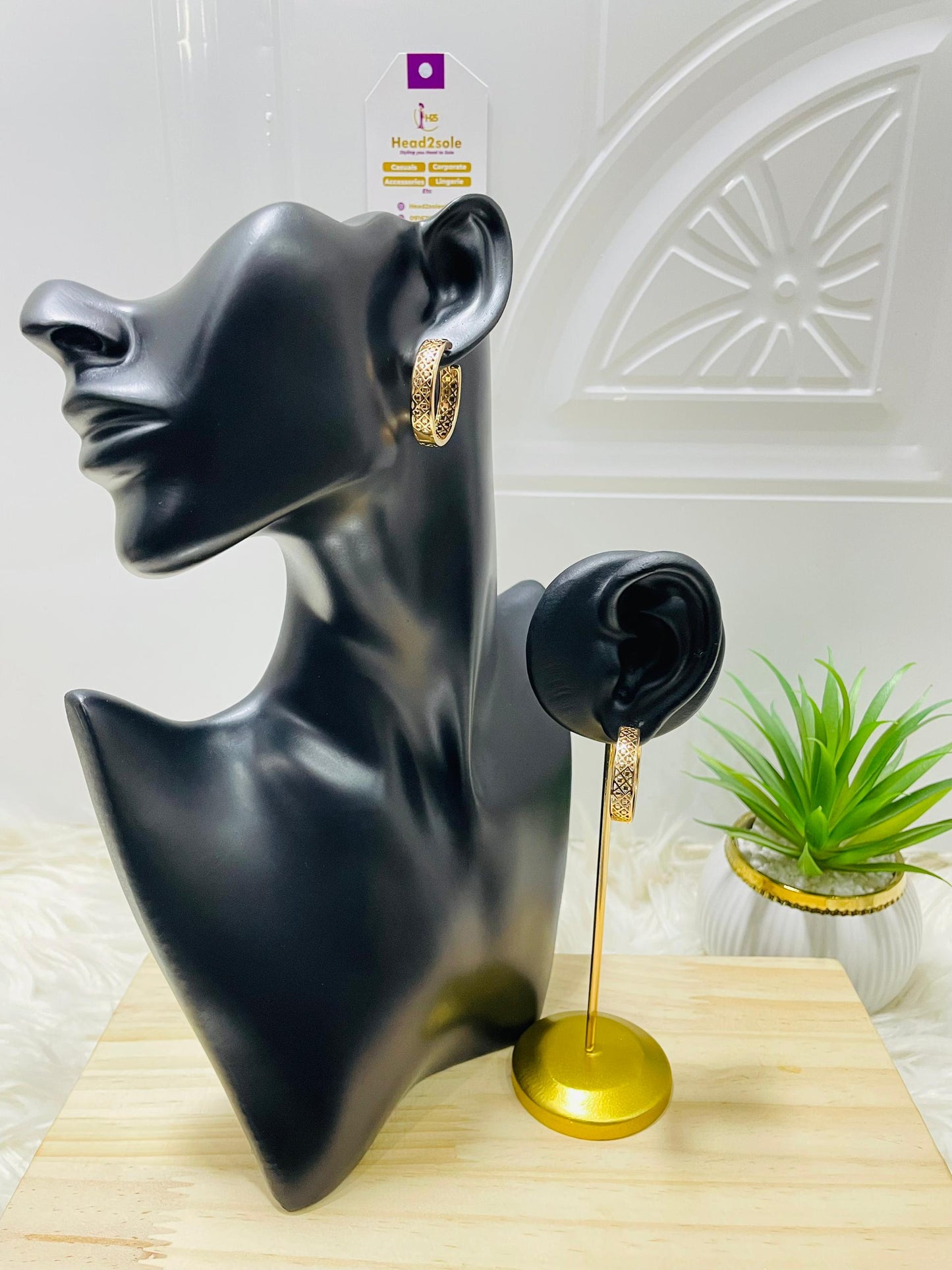 Gold tone net hoop earrings